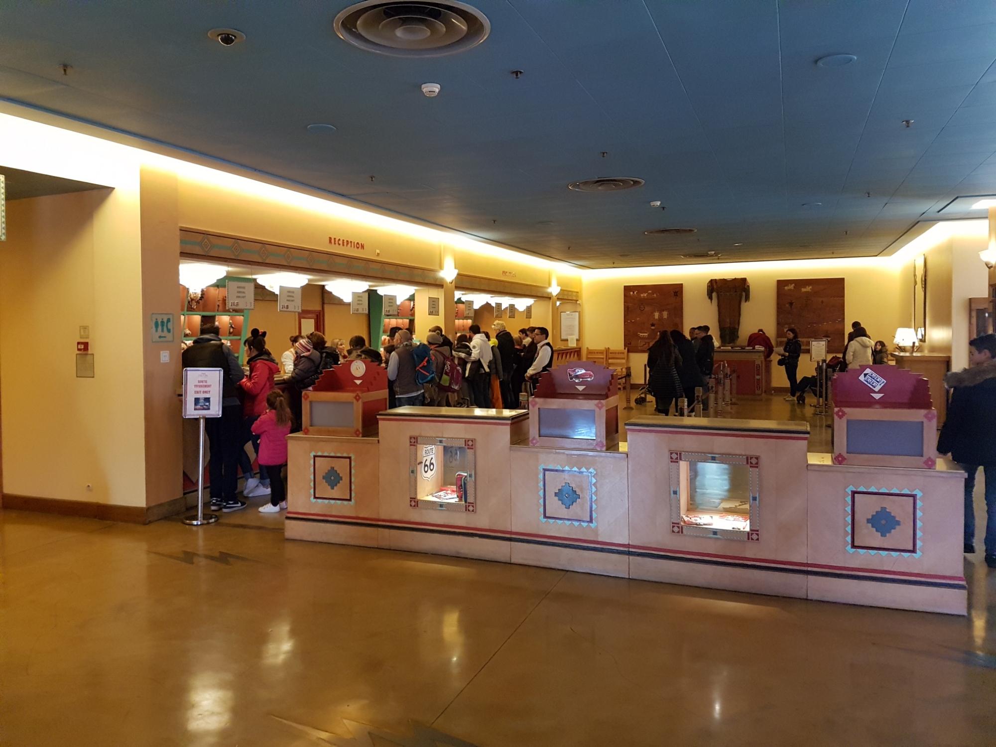 The check in queue at Hotel Santa Fe at Disneyland Paris | DLP Genie